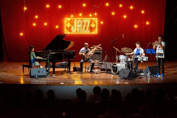 Groupe de musique de jazz utilisant des moniteurs bain de pied sur scène