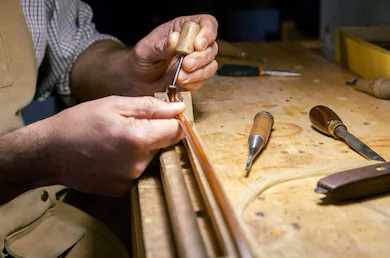 un archetier fabriquant un archet