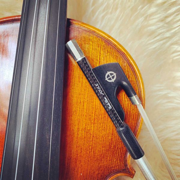 Arco de fibra de carbono Joule sobre un violín acustico