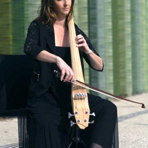 Violoncelliste jouant le violoncelle électrique Horizon