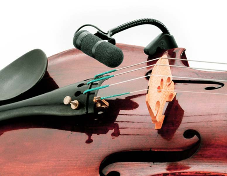 un microphone clipsé sur un violon acoustique