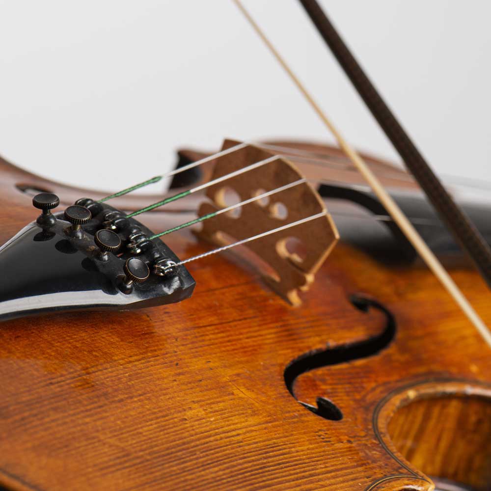 Des cordes Prim installées sur un violon acoustique